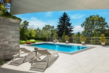 Pose de carrelage autour d'une piscine