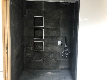 Pose de carrelage dans une douche près de Montauban